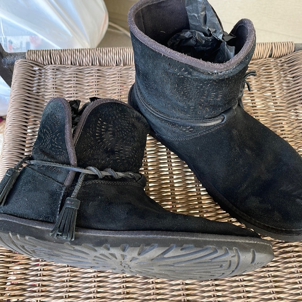Ugg suede black booties used size 9 US style # 1006426